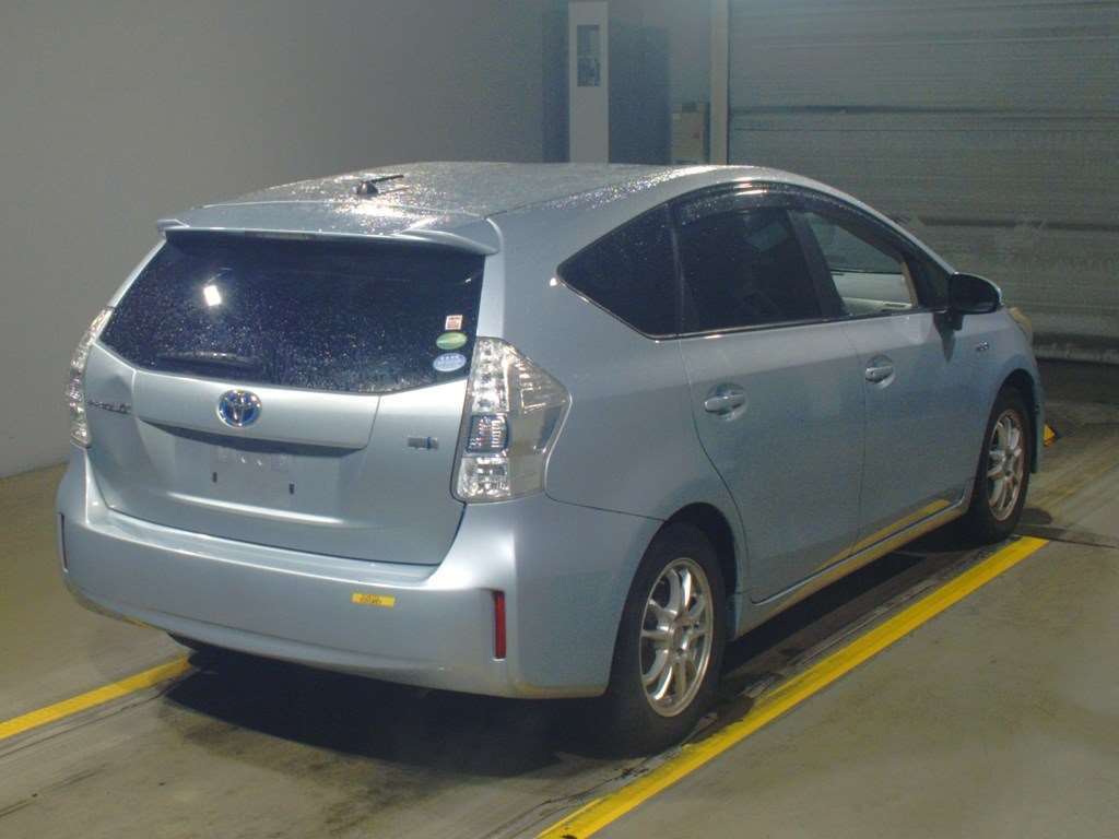 2014 Toyota Prius alpha ZVW40W[1]