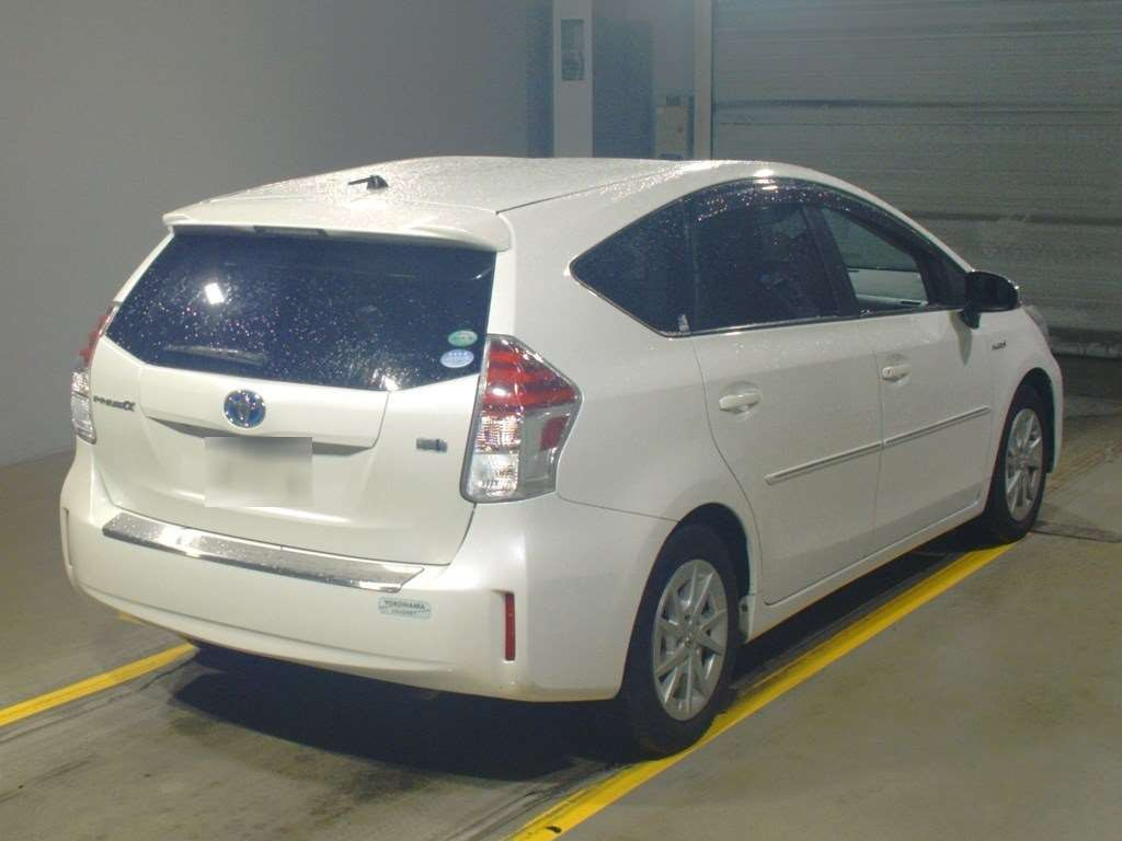 2015 Toyota Prius alpha ZVW40W[1]