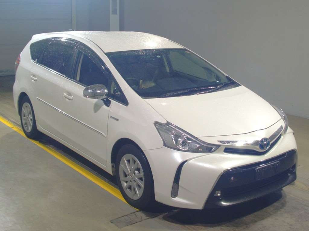 2015 Toyota Prius alpha ZVW40W[2]