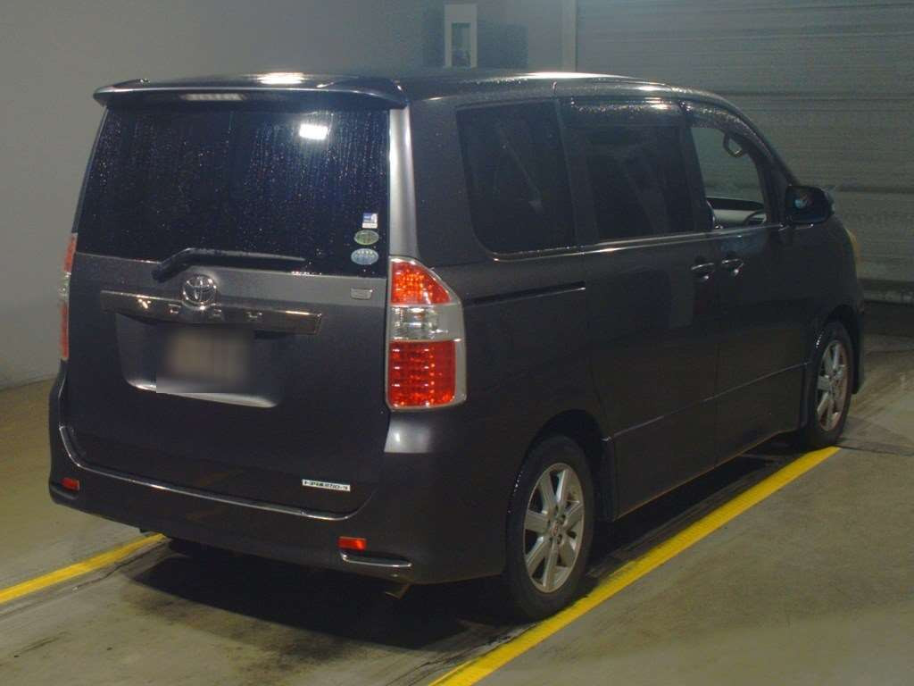 2007 Toyota Noah ZRR70W[1]