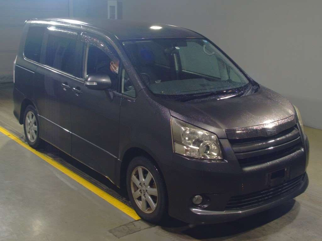 2007 Toyota Noah ZRR70W[2]