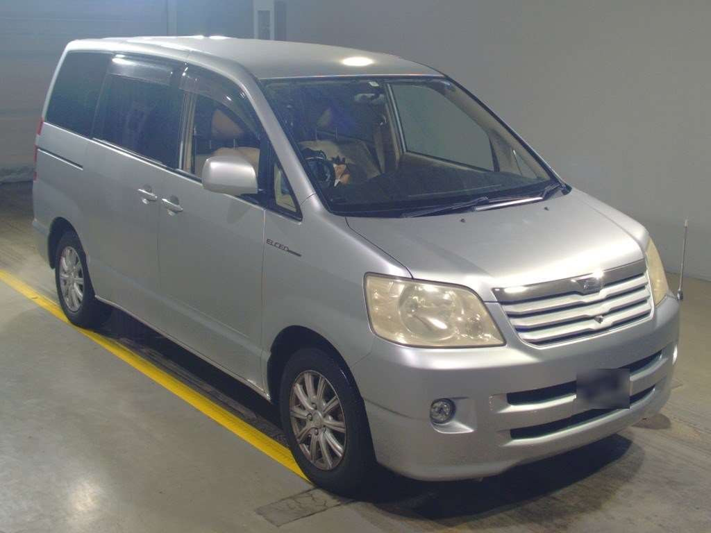 2003 Toyota Noah AZR60G[2]