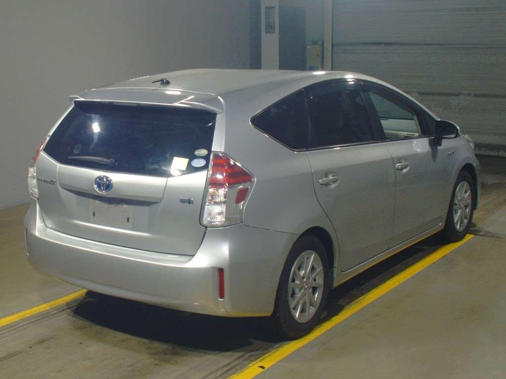 2015 Toyota Prius alpha ZVW40W[1]