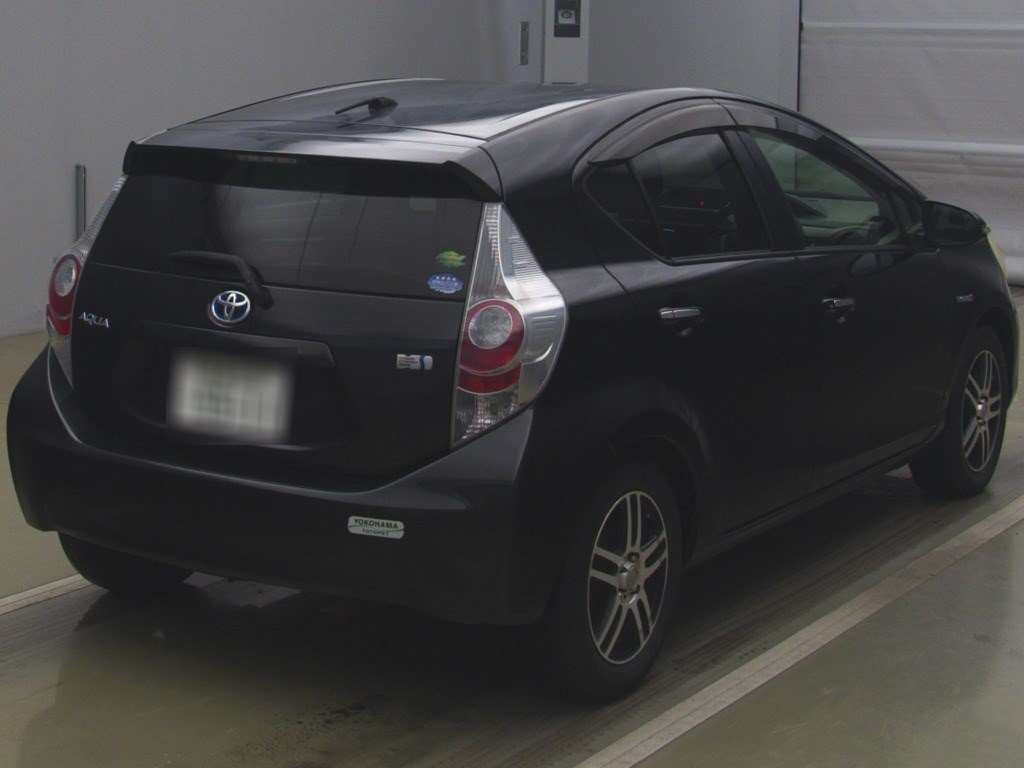 2013 Toyota Aqua NHP10[1]