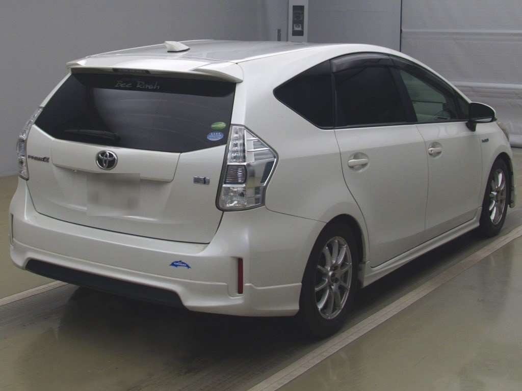 2014 Toyota Prius alpha ZVW41W[1]