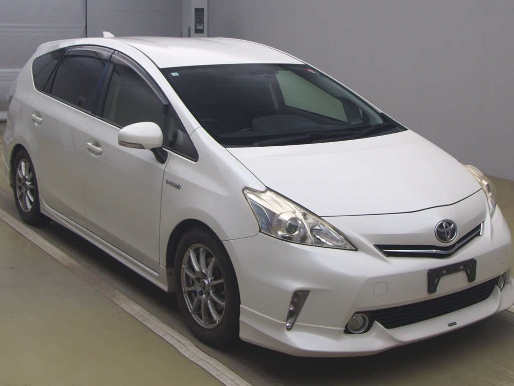 2014 Toyota Prius alpha ZVW41W[2]