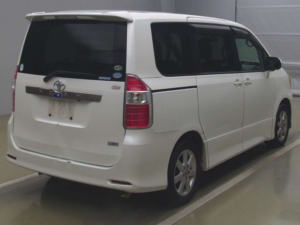 2007 Toyota Noah ZRR70W[1]