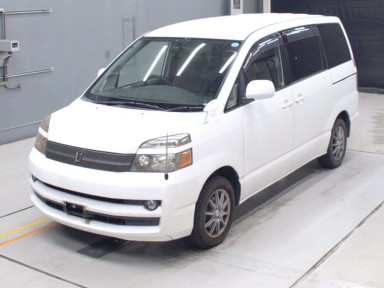 2005 Toyota Voxy