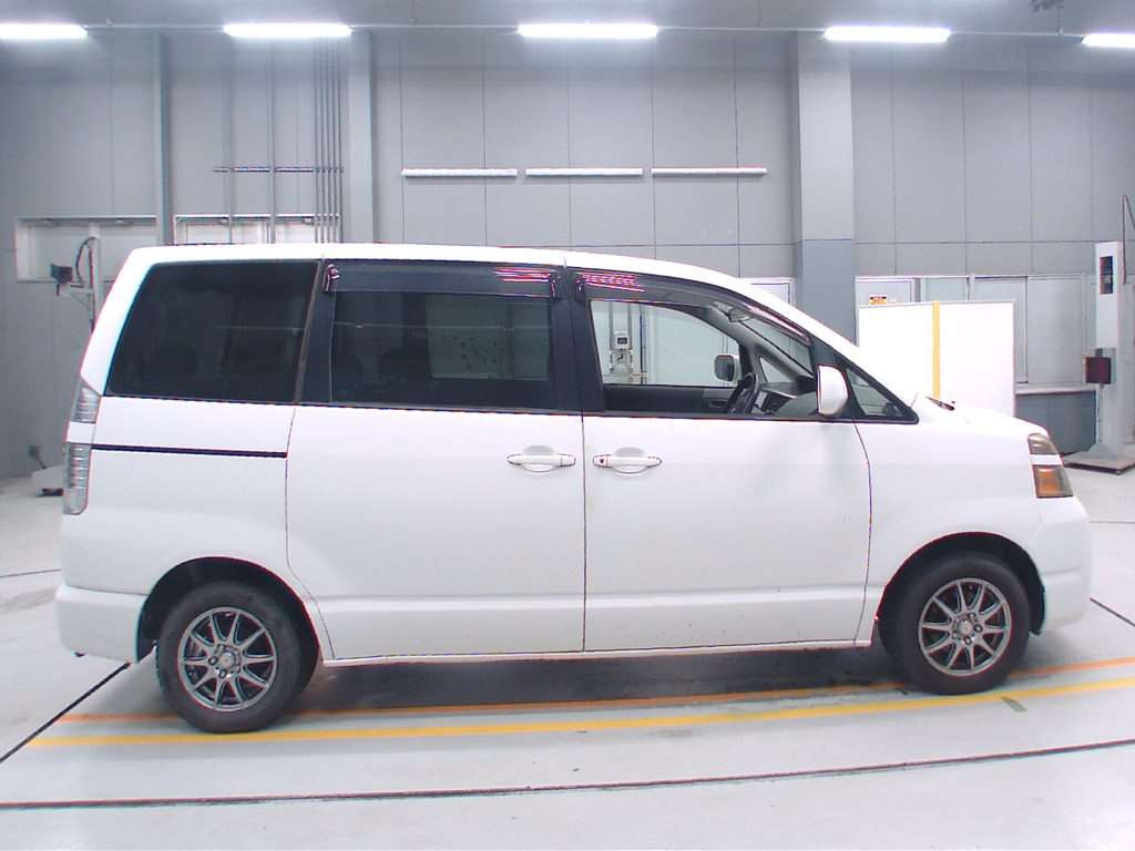 2005 Toyota Voxy AZR60G[2]