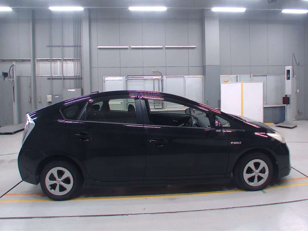 2013 Toyota Prius ZVW30[2]