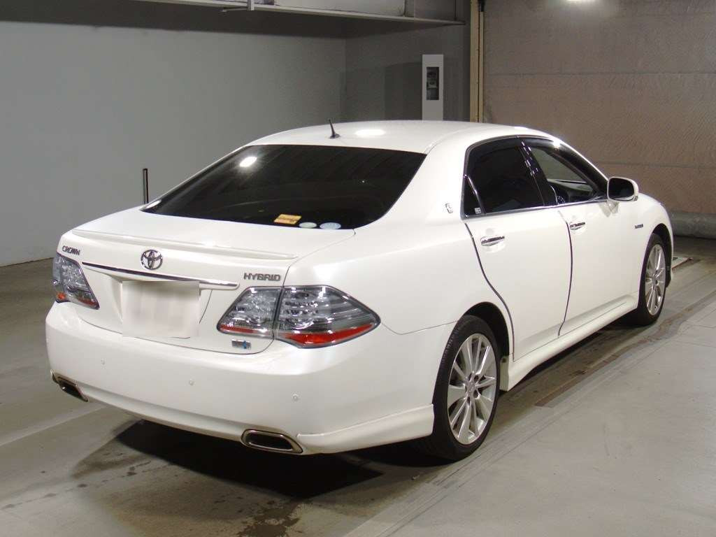 2010 Toyota Crown Hybrid GWS204[1]