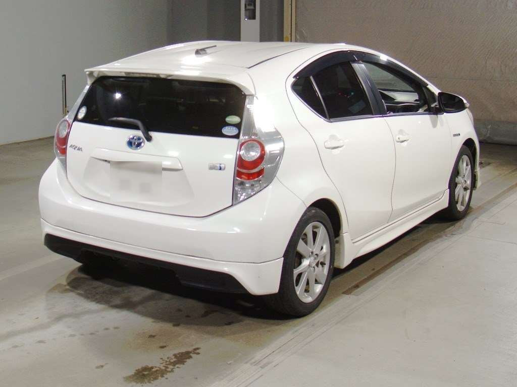 2012 Toyota Aqua NHP10[1]