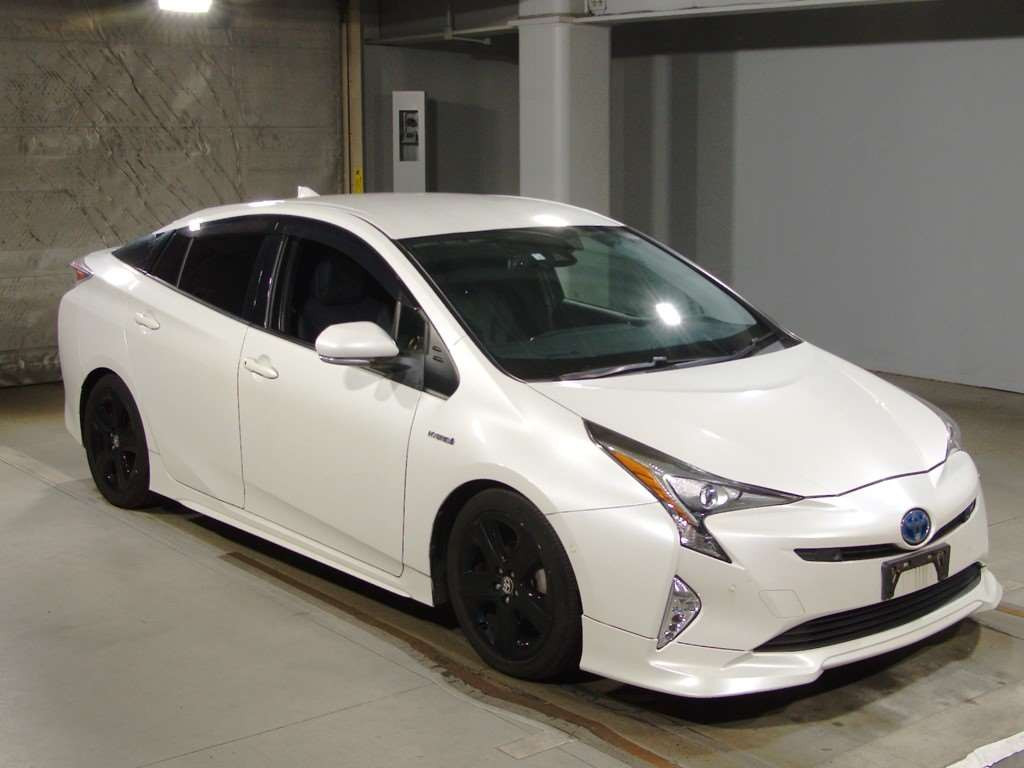 2016 Toyota Prius ZVW51[2]