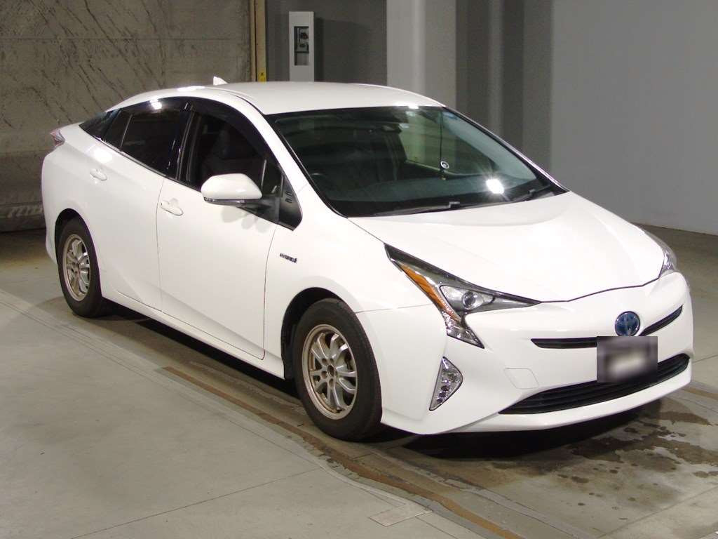 2017 Toyota Prius ZVW50[2]