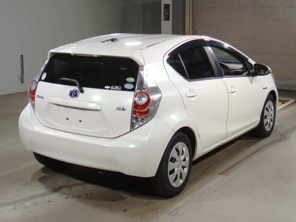 2012 Toyota Aqua NHP10[1]