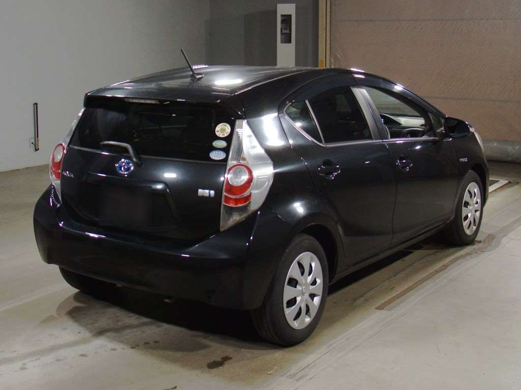 2014 Toyota Aqua NHP10[1]