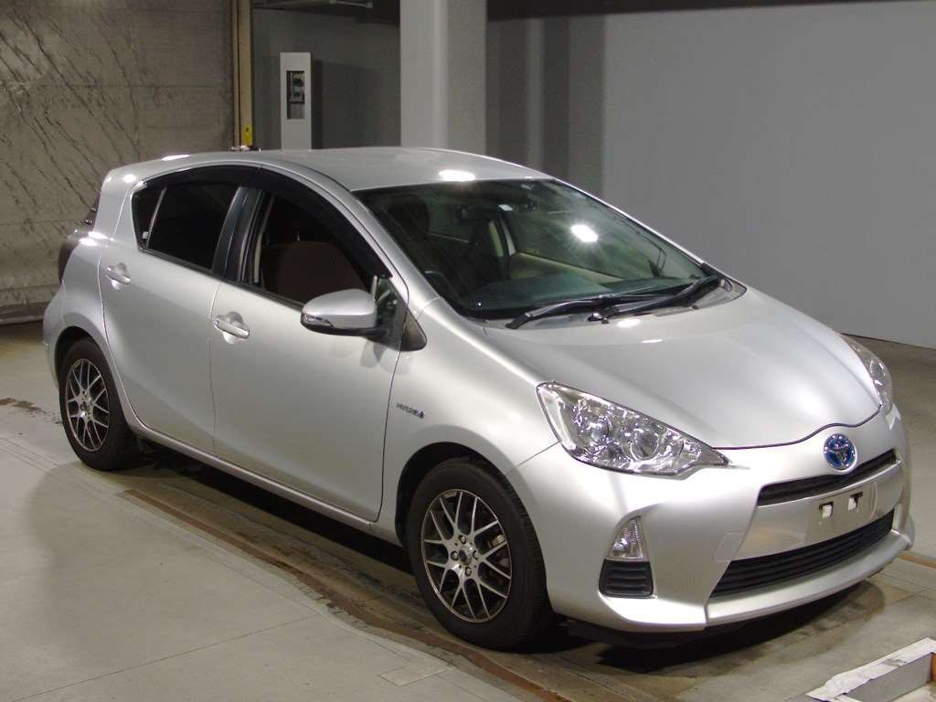 2012 Toyota Aqua NHP10[2]