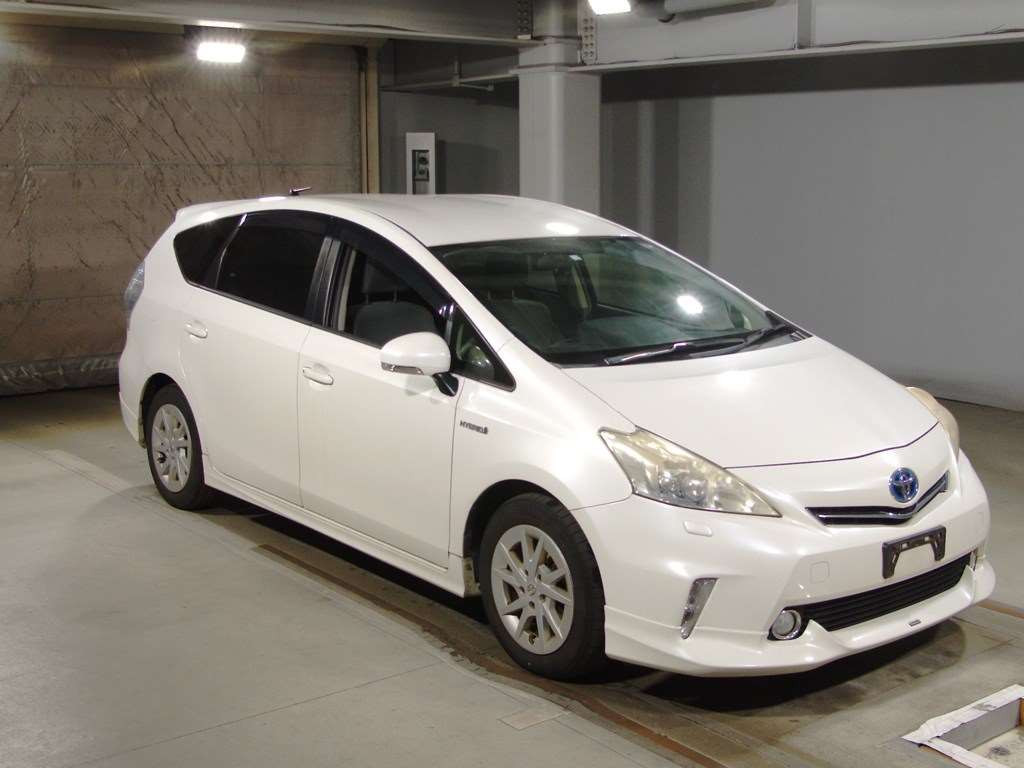 2012 Toyota Prius alpha ZVW41W[2]