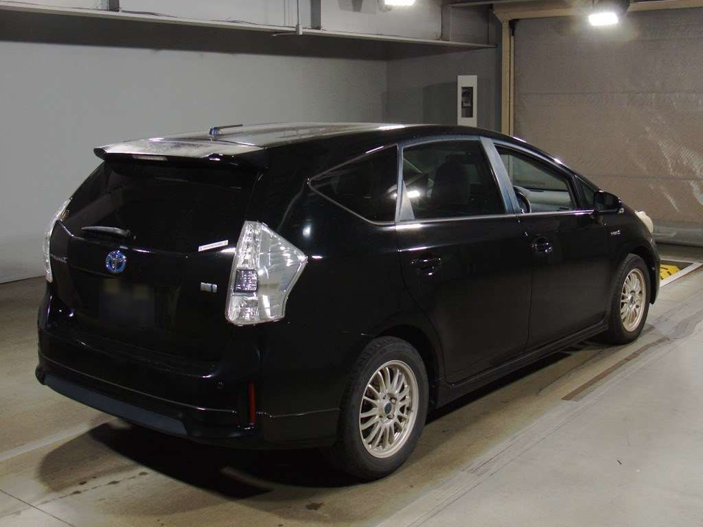 2011 Toyota Prius alpha ZVW41W[1]