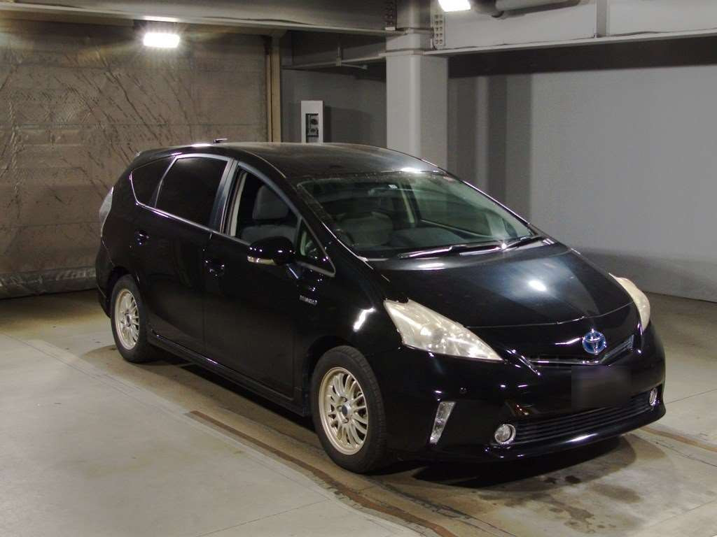 2011 Toyota Prius alpha ZVW41W[2]