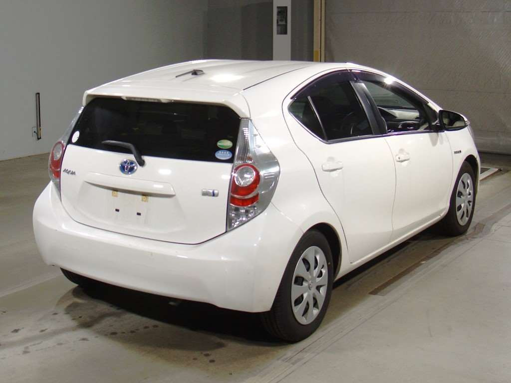 2013 Toyota Aqua NHP10[1]