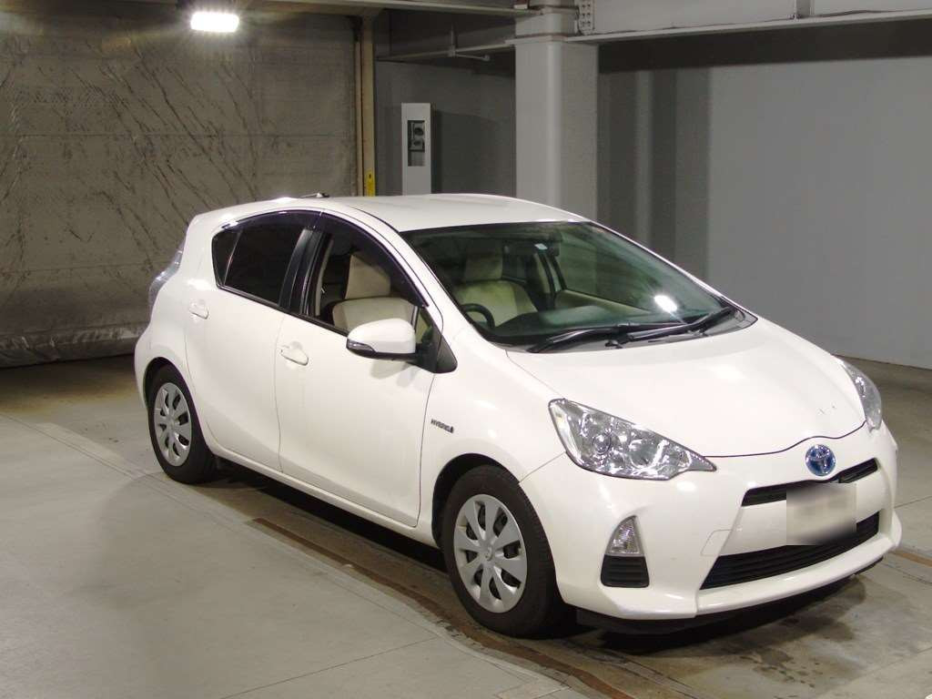 2013 Toyota Aqua NHP10[2]