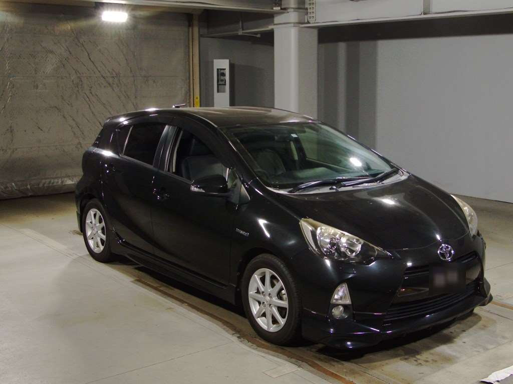 2013 Toyota Aqua NHP10[2]