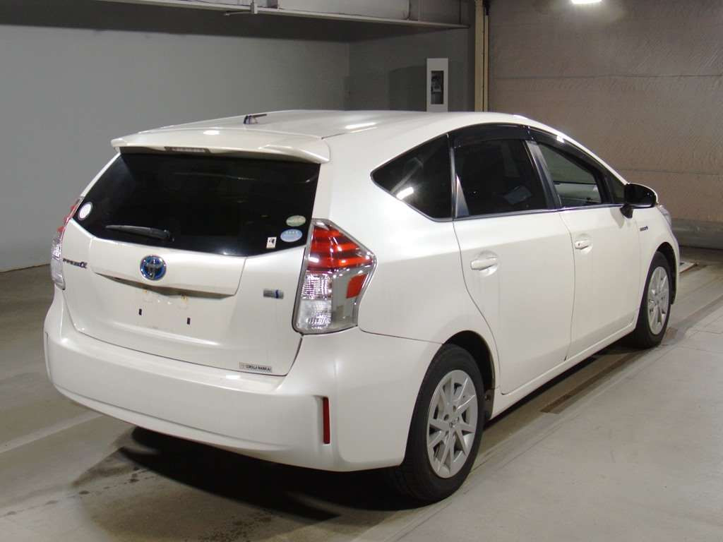 2015 Toyota Prius alpha ZVW40W[1]