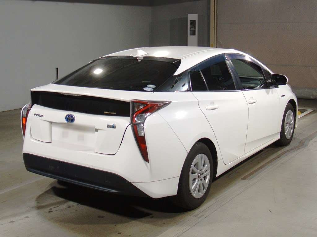 2016 Toyota Prius ZVW51[1]