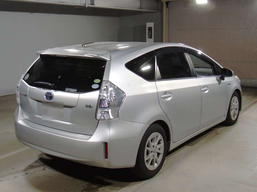 2012 Toyota Prius alpha ZVW41W[1]