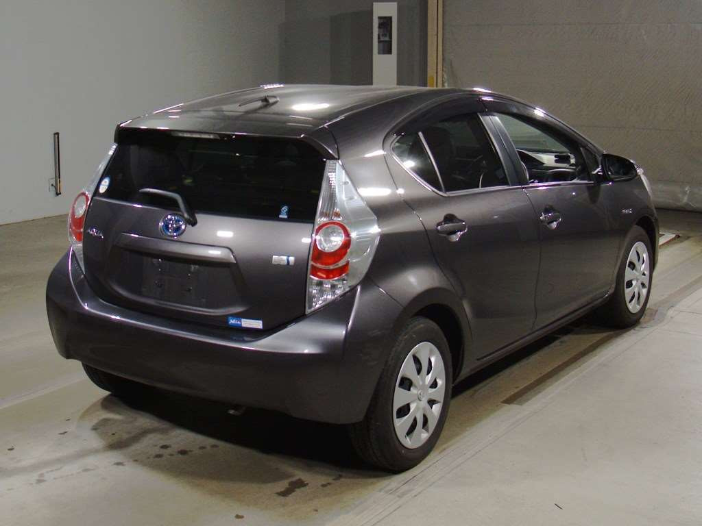 2014 Toyota Aqua NHP10[1]