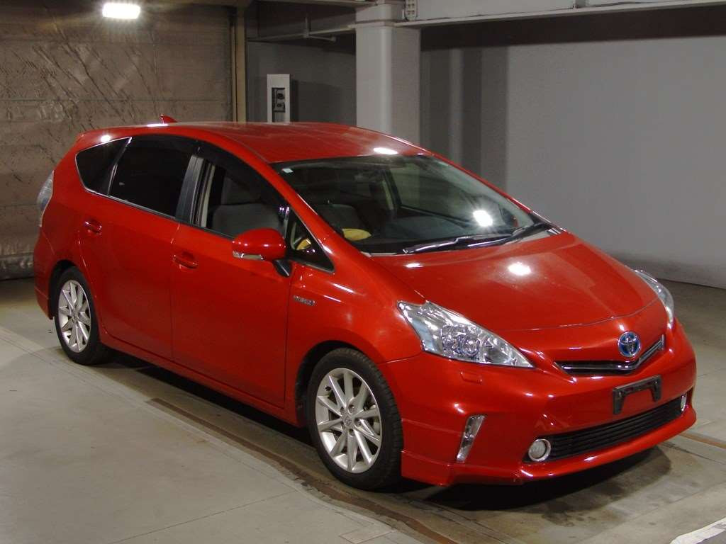 2013 Toyota Prius alpha ZVW41W[2]