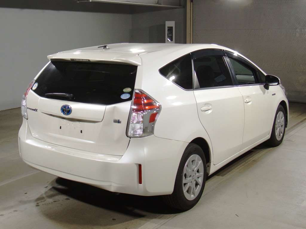 2015 Toyota Prius alpha ZVW41W[1]