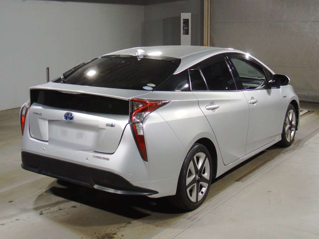 2016 Toyota Prius ZVW51[1]