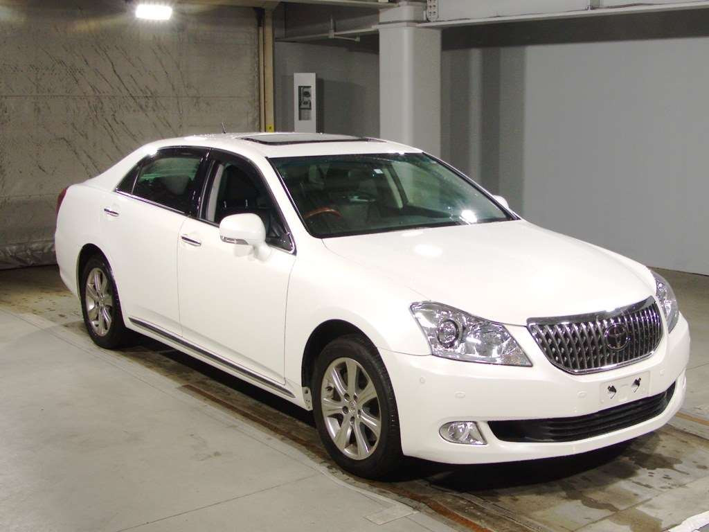 2010 Toyota Crown Majesta URS206[2]