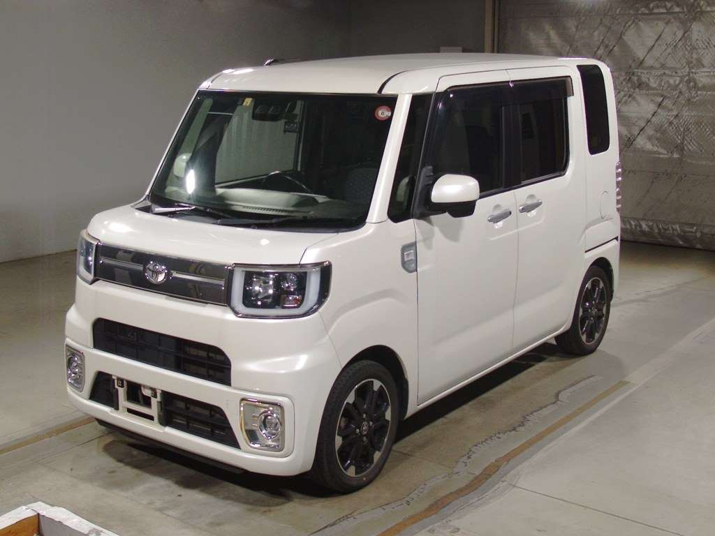 2018 Toyota Pixis Mega LA700A[0]