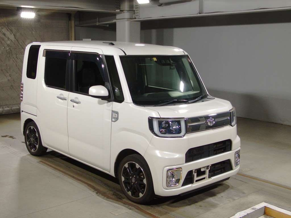 2018 Toyota Pixis Mega LA700A[2]