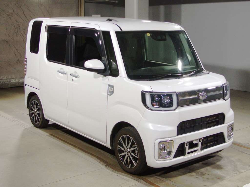 2022 Toyota Pixis Mega LA700A[2]