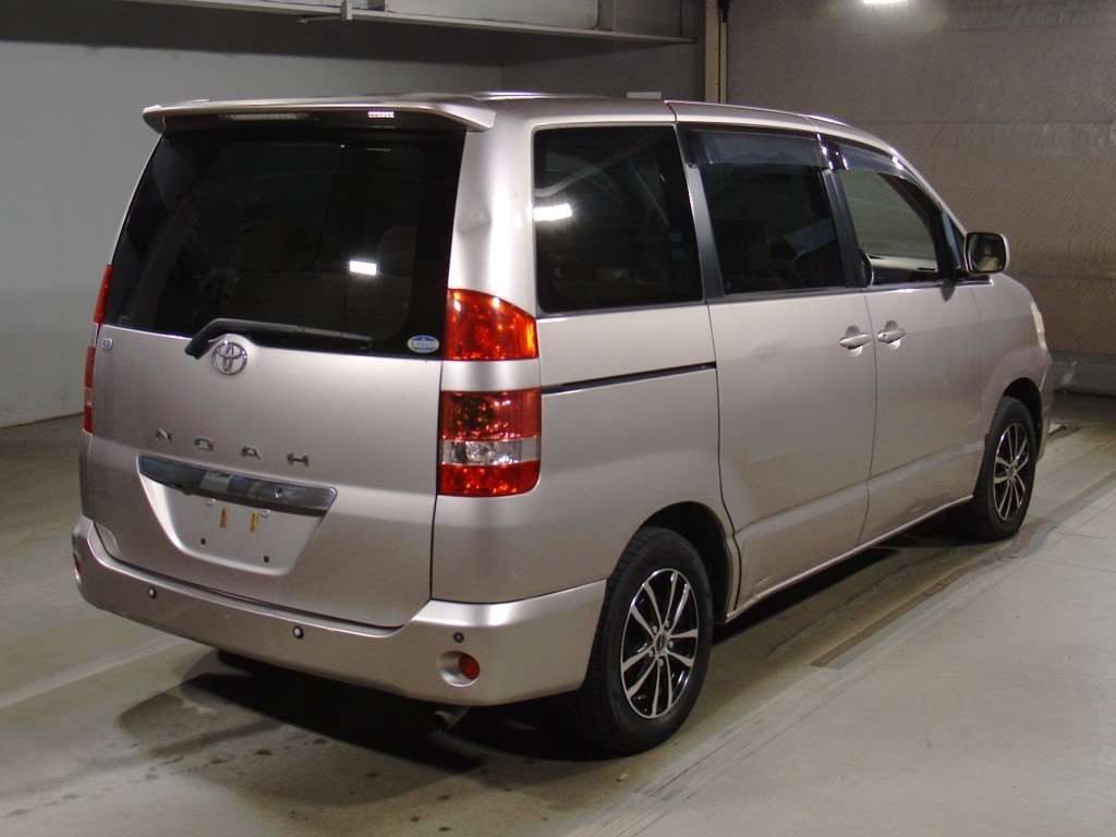 2003 Toyota Noah AZR60G[1]