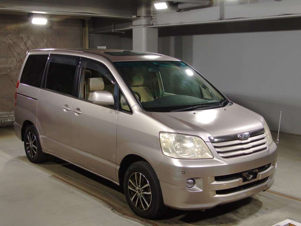 2003 Toyota Noah AZR60G[2]