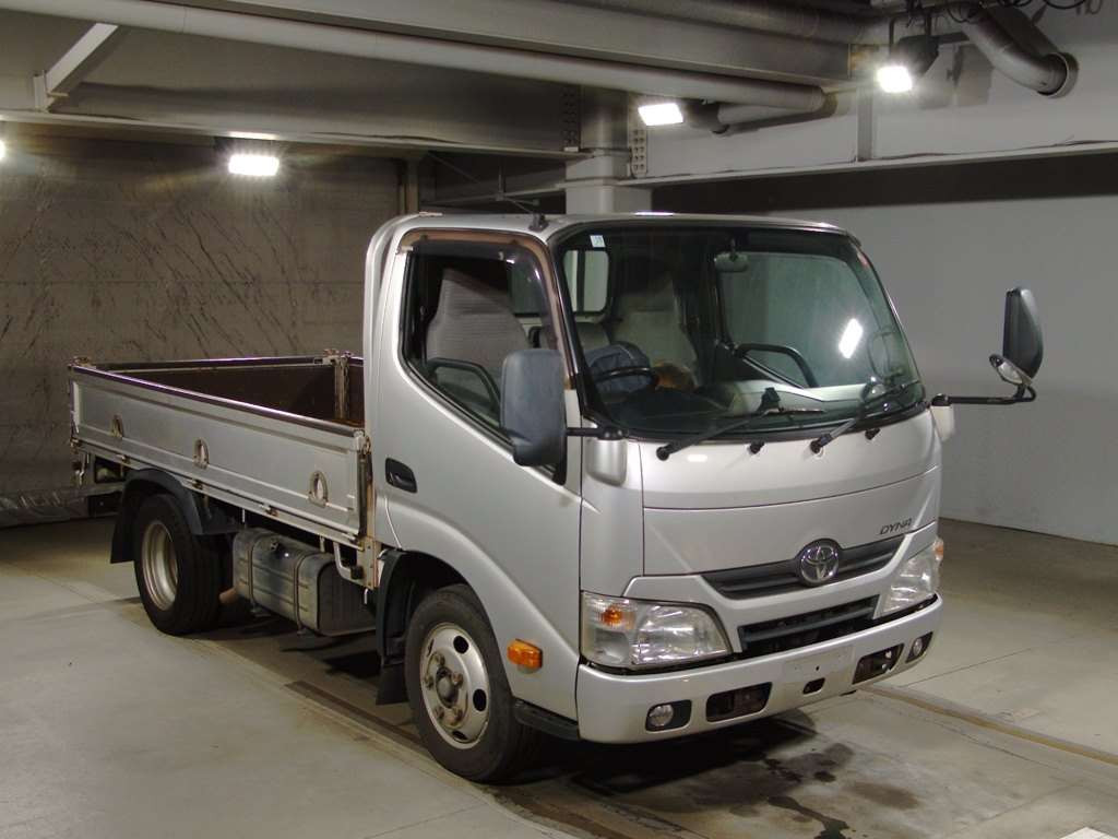 2015 Toyota Dyna Truck XZU605[2]