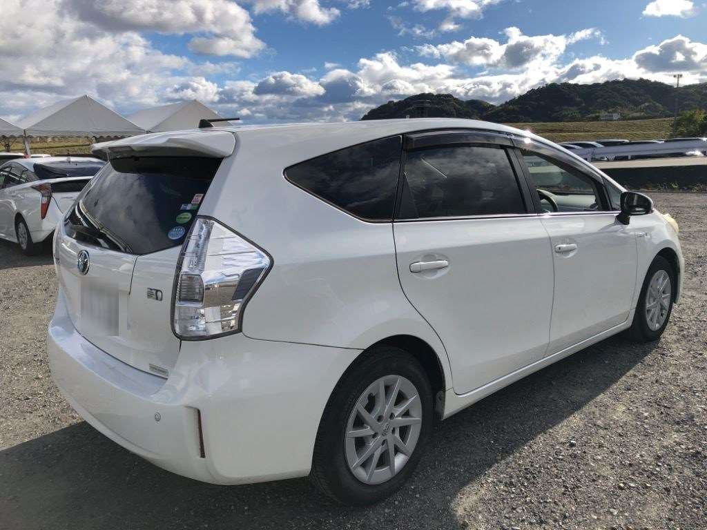 2013 Toyota Prius alpha ZVW40W[1]