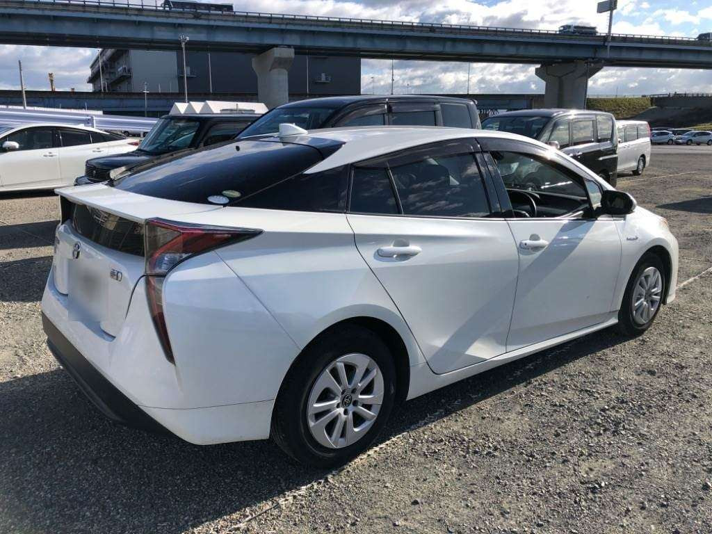 2017 Toyota Prius ZVW50[1]