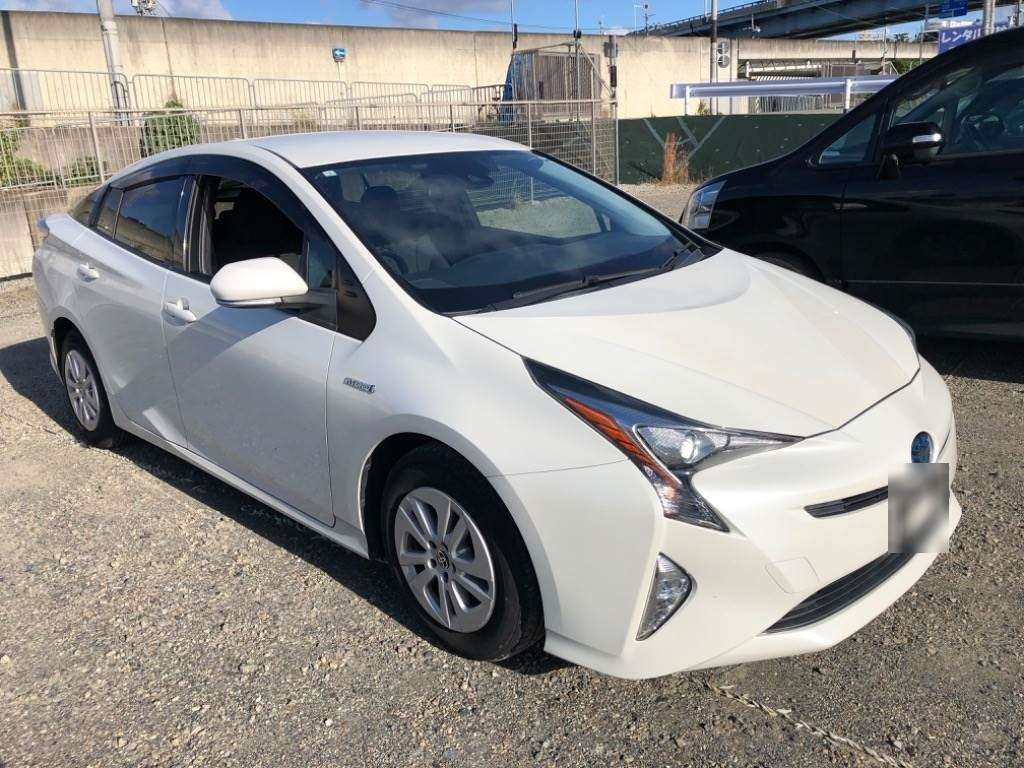 2017 Toyota Prius ZVW50[2]