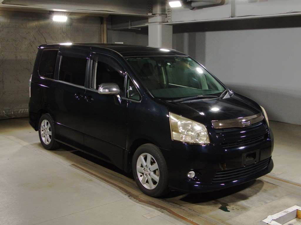 2010 Toyota Noah ZRR70W[2]