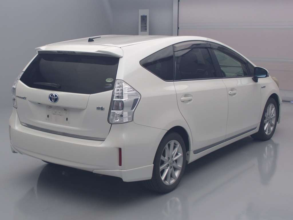 2012 Toyota Prius alpha ZVW41W[1]