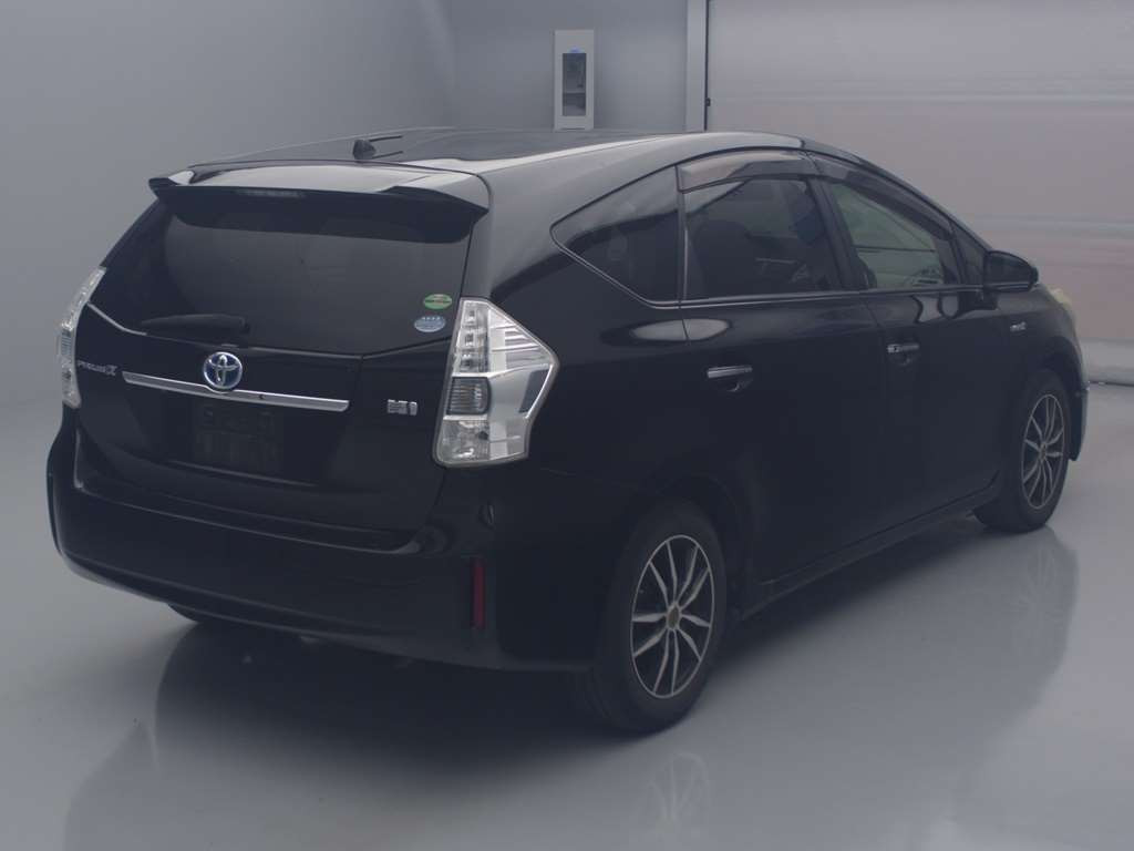 2013 Toyota Prius alpha ZVW40W[1]