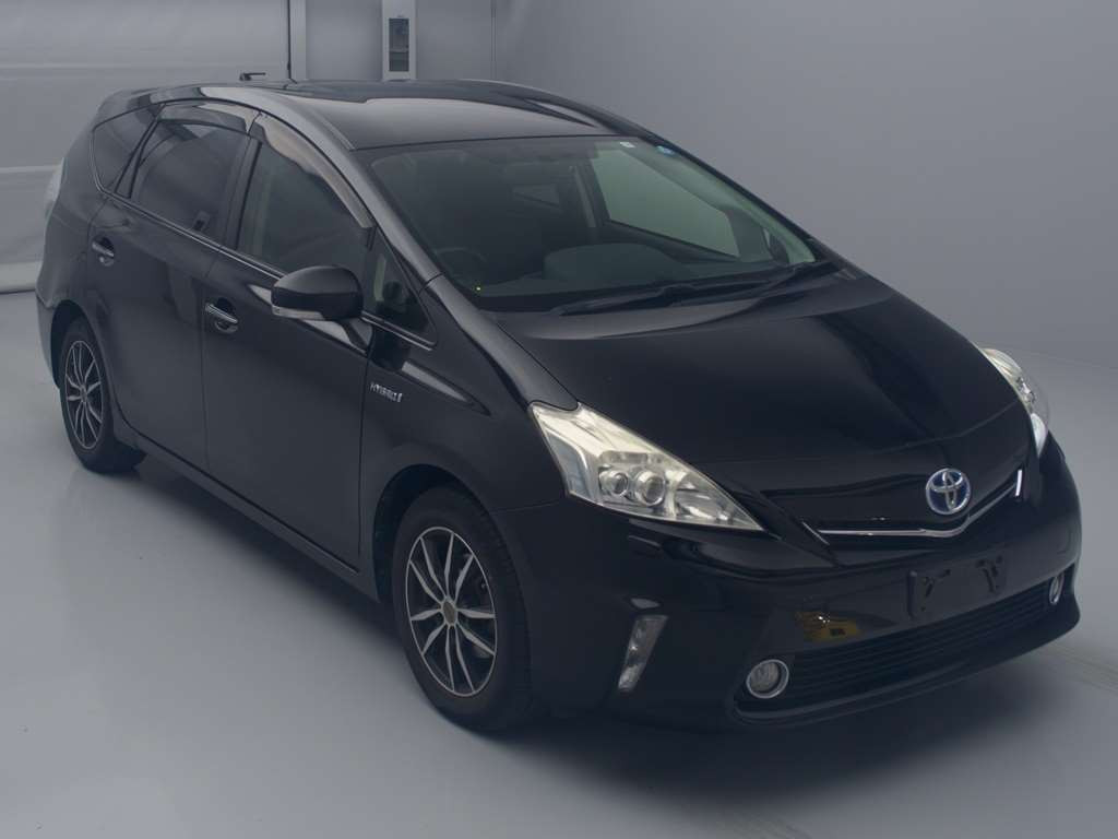 2013 Toyota Prius alpha ZVW40W[2]