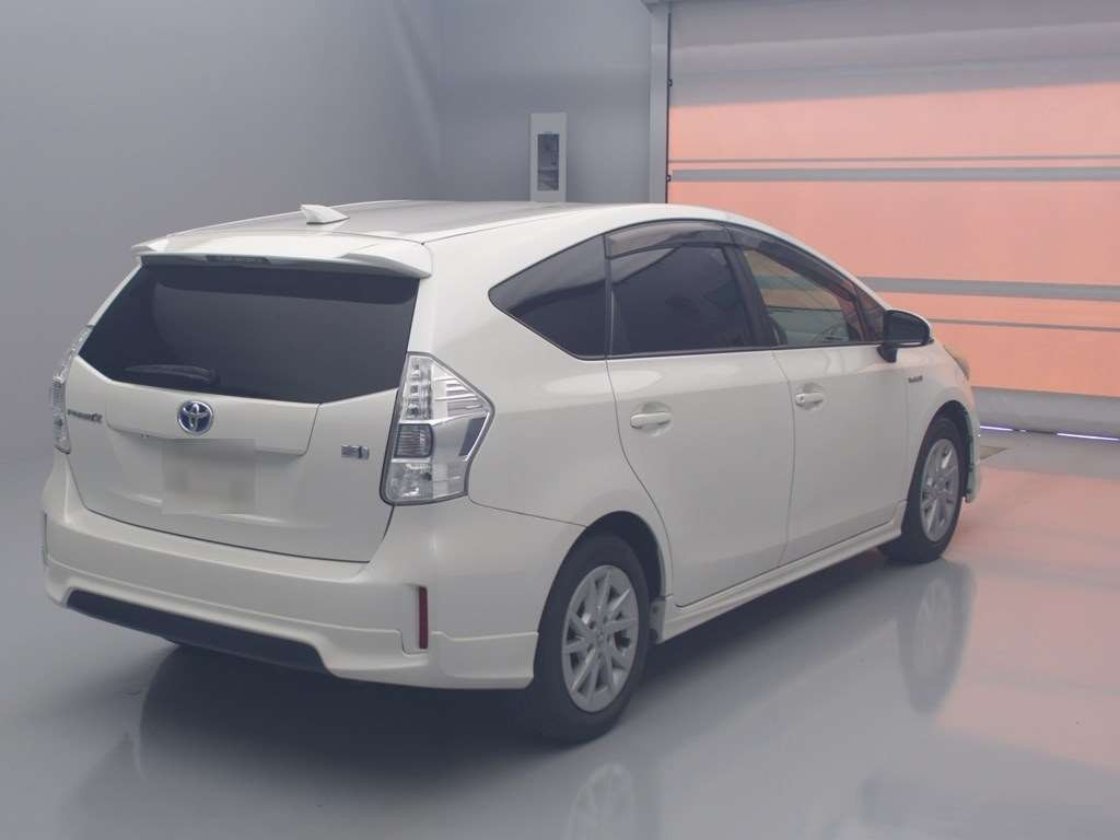 2013 Toyota Prius alpha ZVW41W[1]