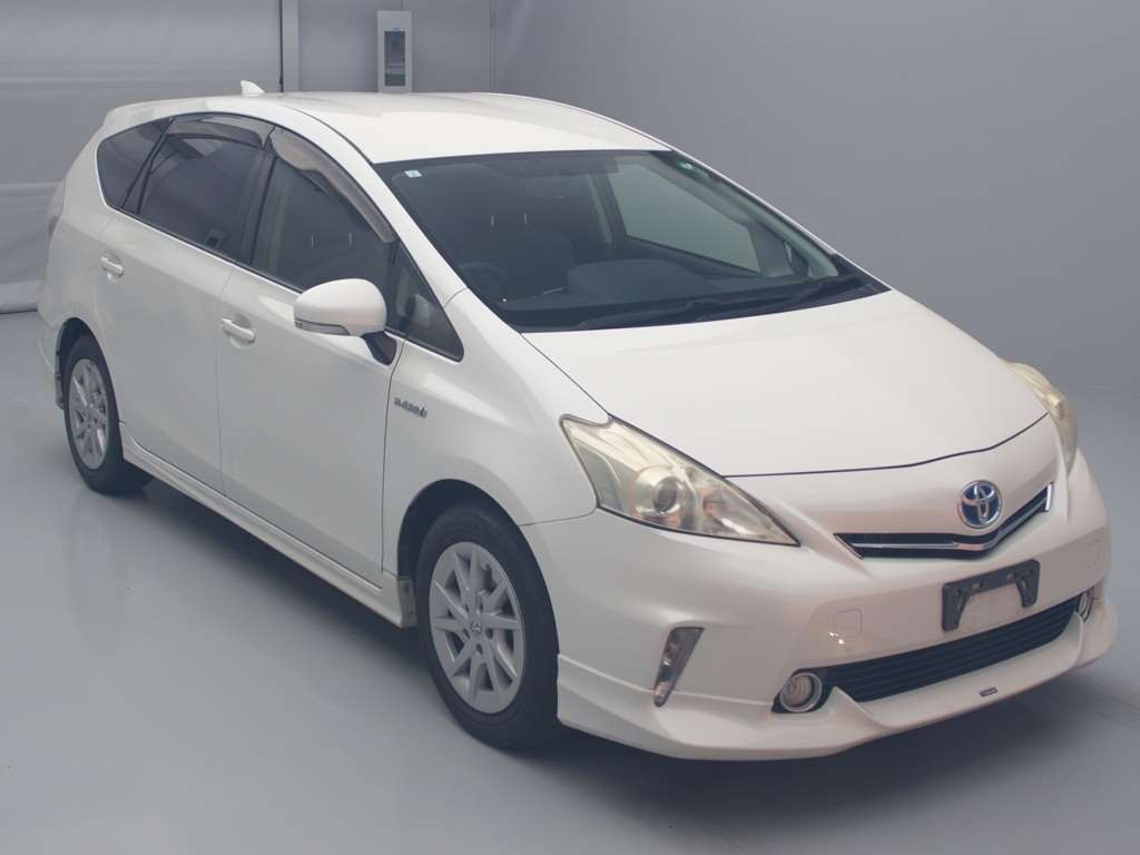 2013 Toyota Prius alpha ZVW41W[2]